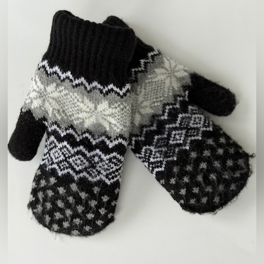 Scandinavian pattern Knit Mittens